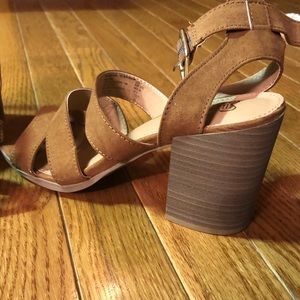 Open toe strappy stacked heal NEW!